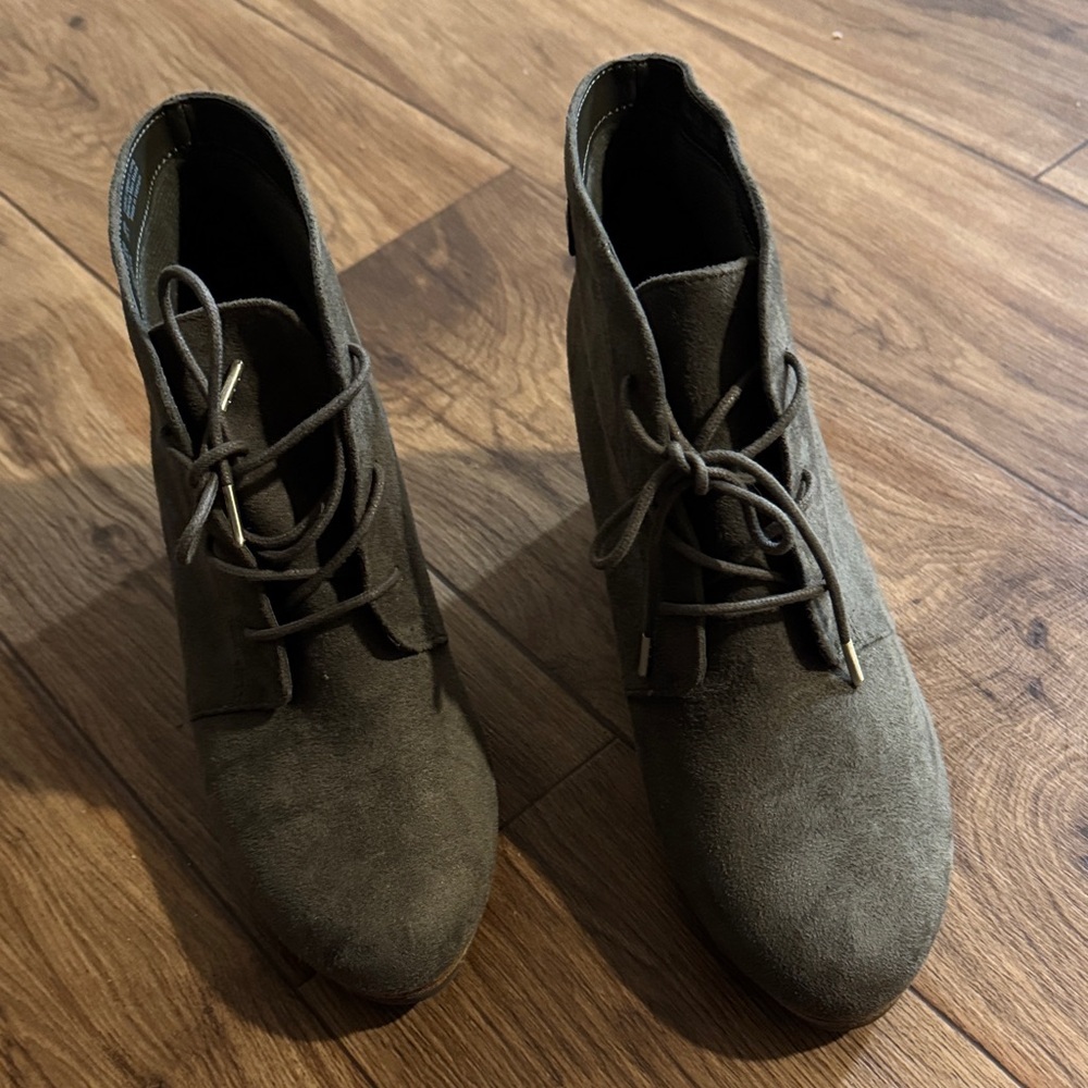 Dr. Scholl's Olive Lace-Up Suede Ankle Boots